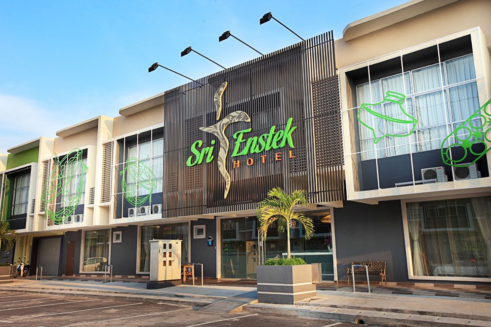Front view of Sri Enstek Hotel