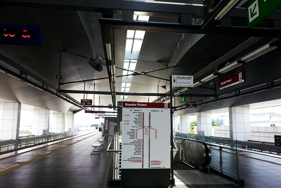 Boarding platforms at Bandar Puteri LRT station