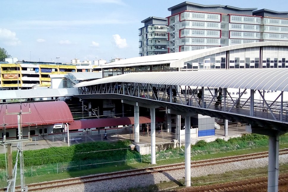 Pedestrian bridge connecting the stations