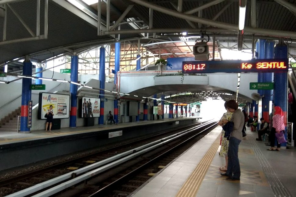 Boarding platform at Bandar Tun Razak LRT station