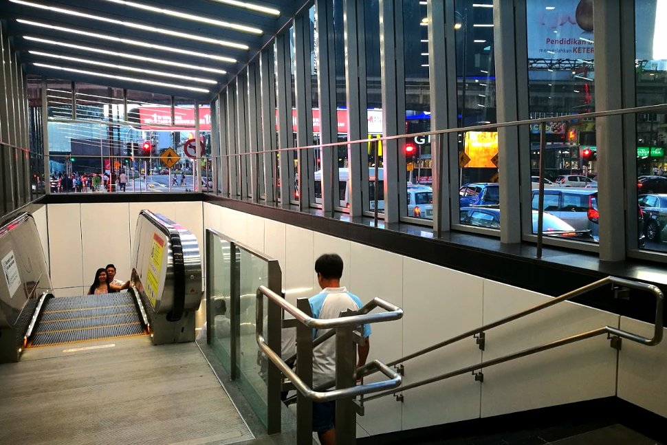 Escalator access to the concourse level