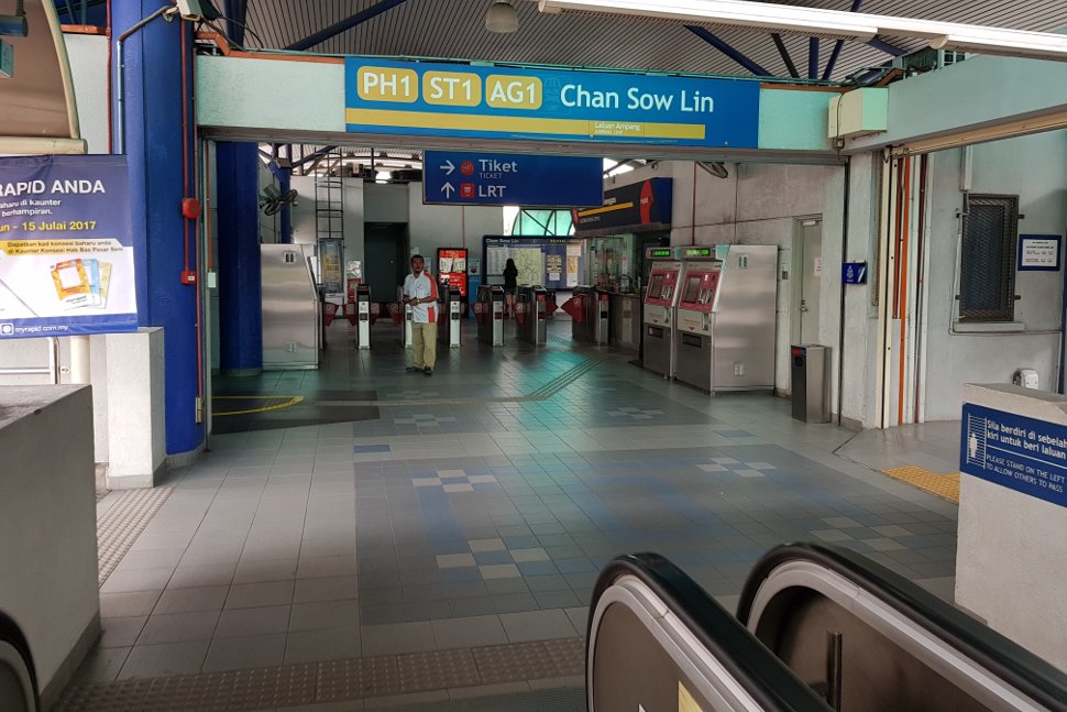 Ticket vending machines, customer service office and faregates at concourse level