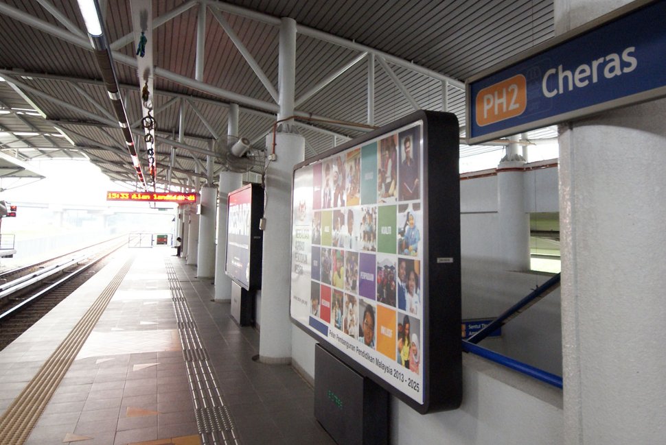 Boarding platforms at Cheras LRT station