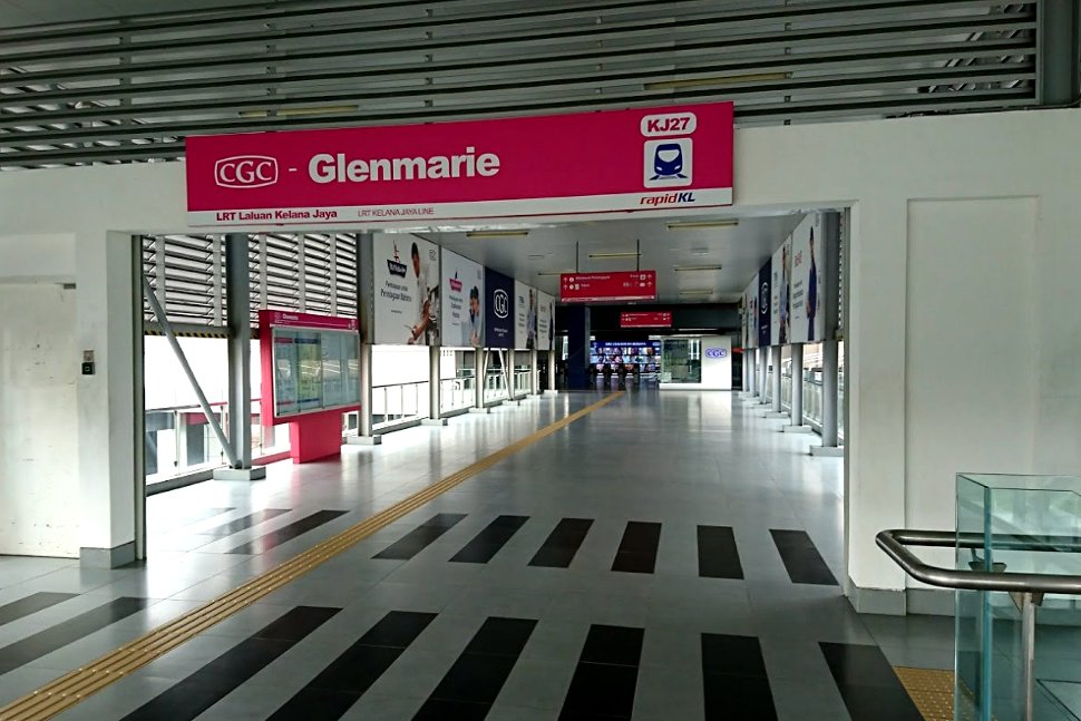 Concourse level at Glenmarie LRT station