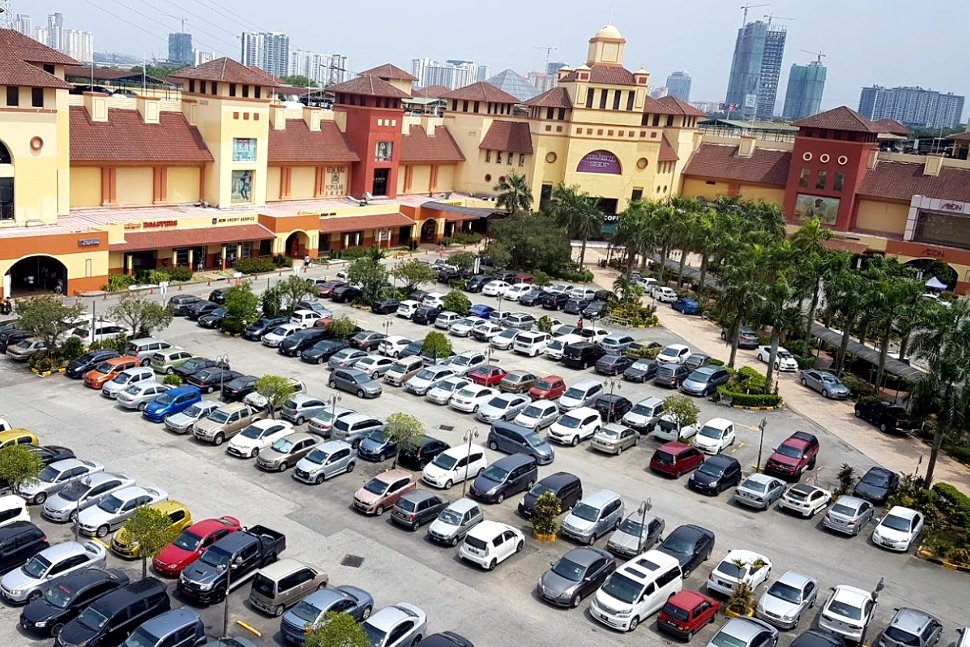 Cars parking at IOI Mall Puchong