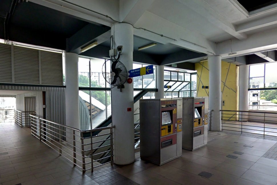 Concourse level at the station