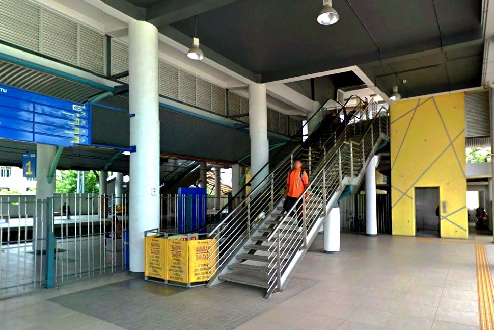 Staircase to the boarding platform