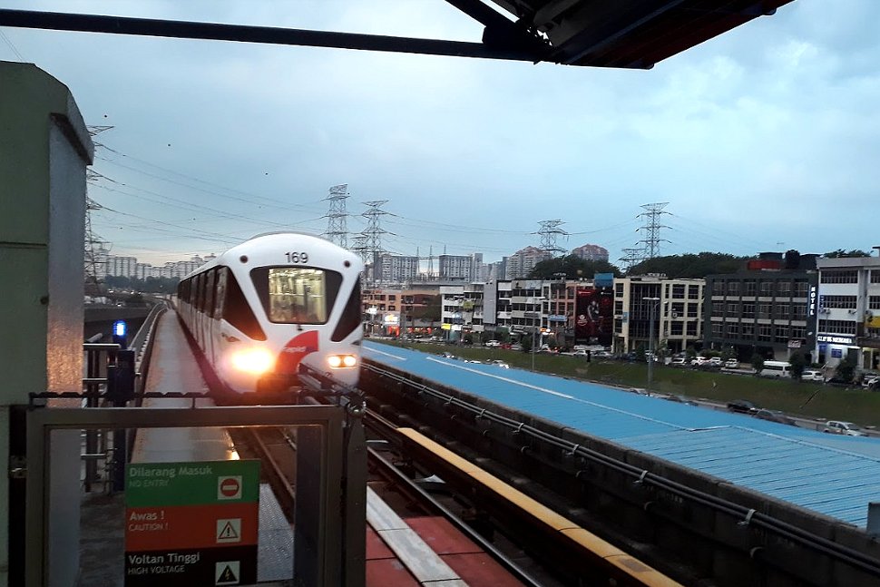 Train approaching the Kelana Jaya station