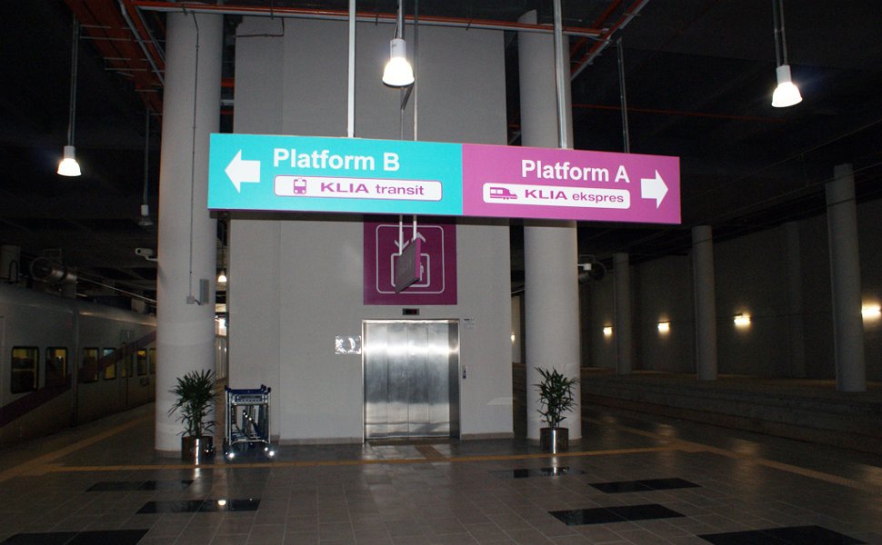KLIA Transit and KLIA Ekspres boarding platforms
