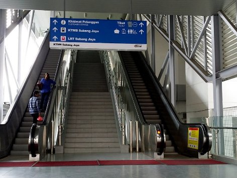 Escalators access to concourse level