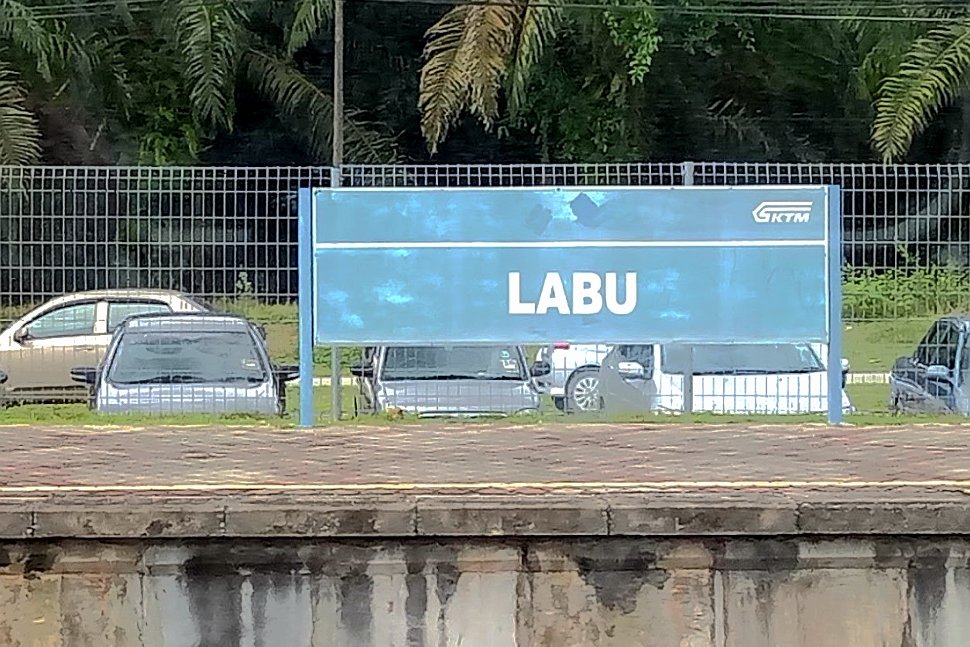Boarding platform at Labu KTM Komuter station
