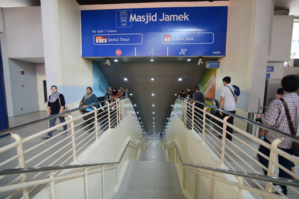 Connecting walkway between Masjid Jamek LRT stations