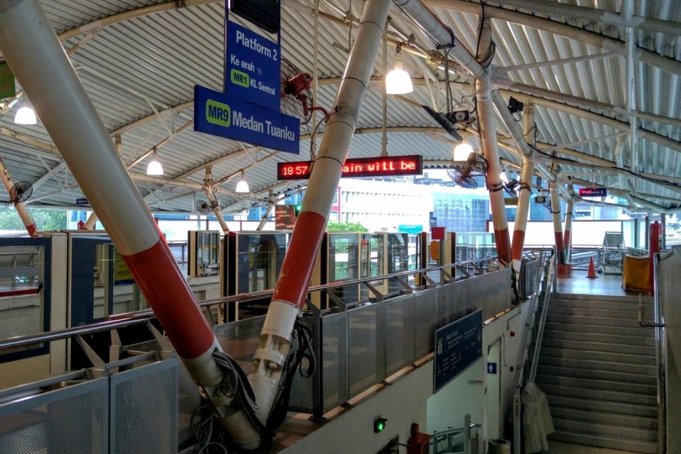 Staircase to the boarding platform
