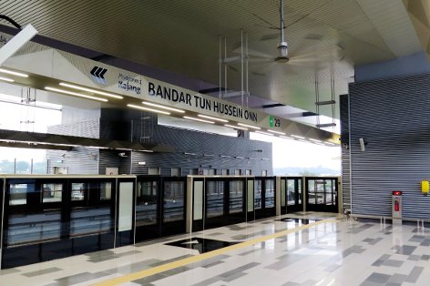 Boarding platform at Bandar Tun Hussein Onn station