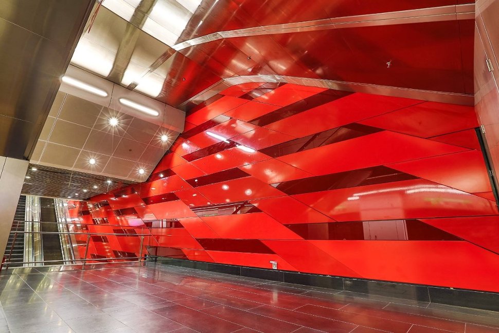 Dynamic Theme, chosen to represent the dynamic and exciting elements of the country's top central business district, is reflected with different tones of red on the walls in the interior of the station that suggest movements.