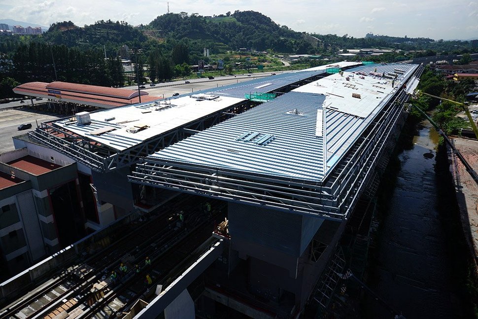 Construction of the station roof is in progress. Dec 2015