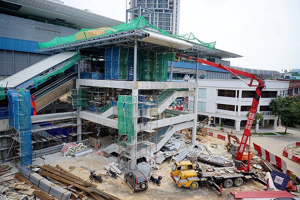Roofing of the entrance of the Taman Tun Dr Ismail Station in progress. (Jul 2016)