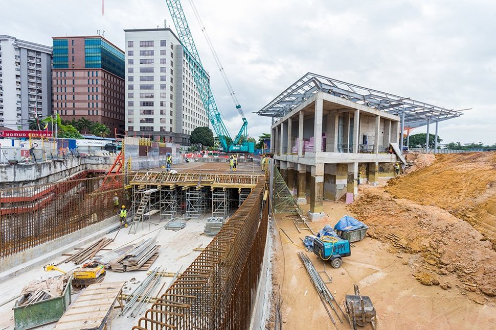 The Tun Razak Exchange Station entrance structure taking shape, with the link road into the Tun Razak Exchange development being built over the station box. (Sep 2016)