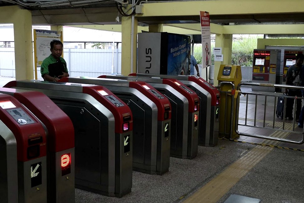 Faregates and the entrance to the boarding platform