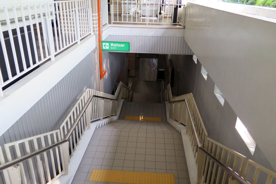 Staircase access to concourse level
