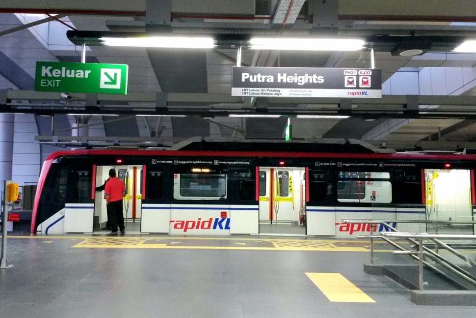Boarding level at Putra Heights LRT station