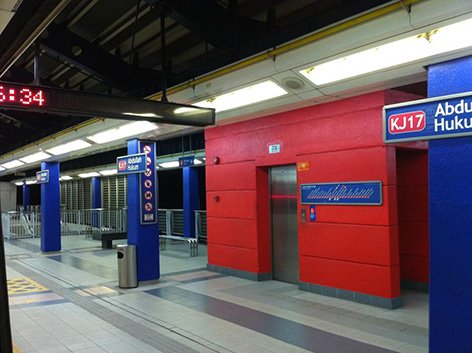 LRT boarding level at Abdullah Hukum station