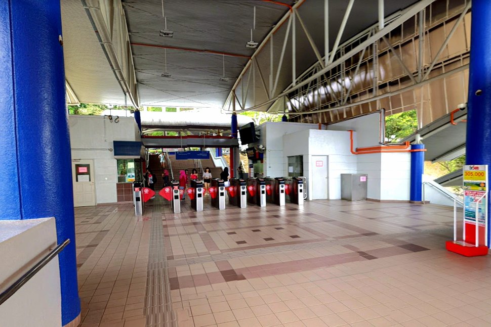 Concourse level at the Sri Petaling LRT station