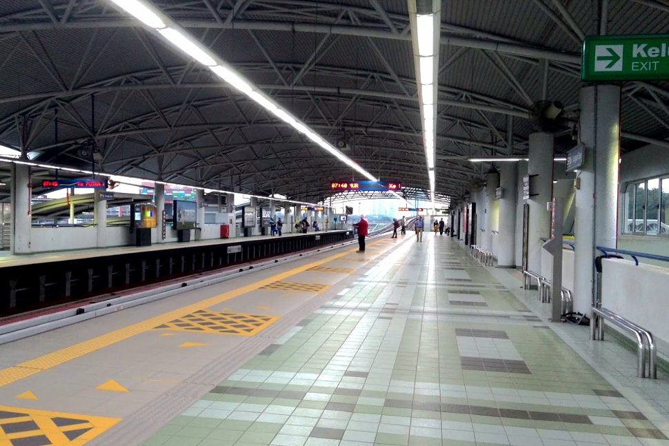 Boarding platform at Sungai Besi LRT station
