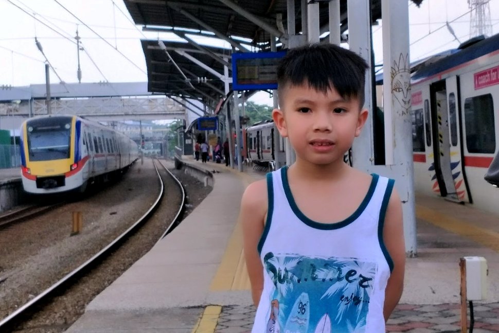 Young kid at the boarding platform