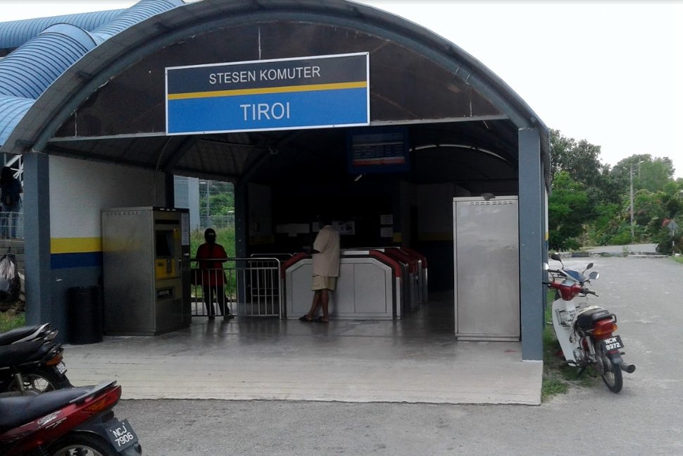 Ticket vending machines and faregates available at station