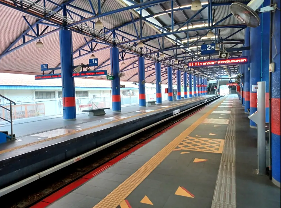 Boarding platform at Chan Sow Lin LRT station