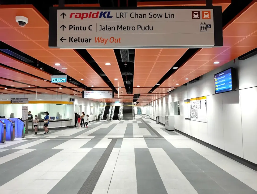 Concourse level at Chan Sow Lin MRT station