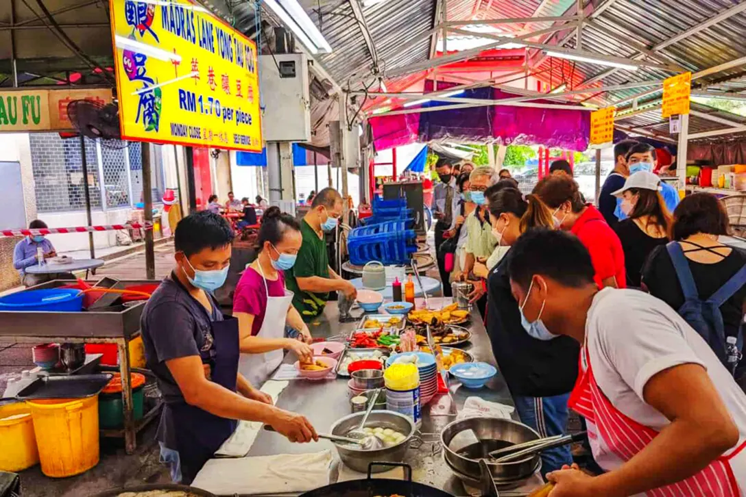 A wide selection of restaurants and street food stalls at the Chinatown Kuala Lumpur