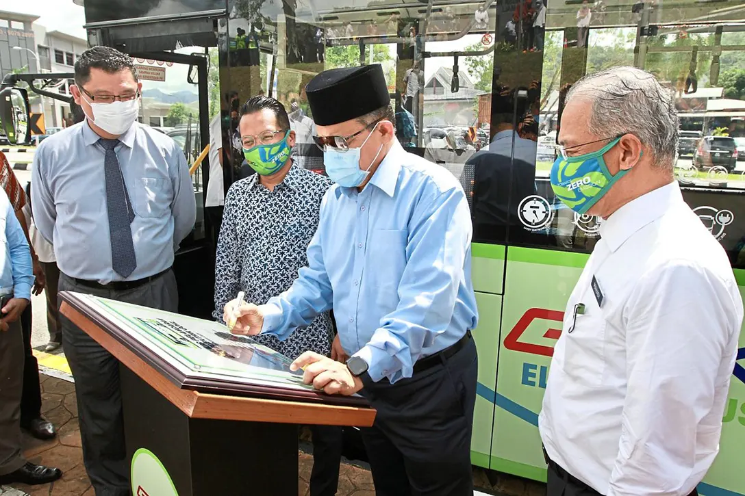Shahidan signing a plaque to launch the green and grey lines at Wangsa Walk Mall, Kuala Lumpur.