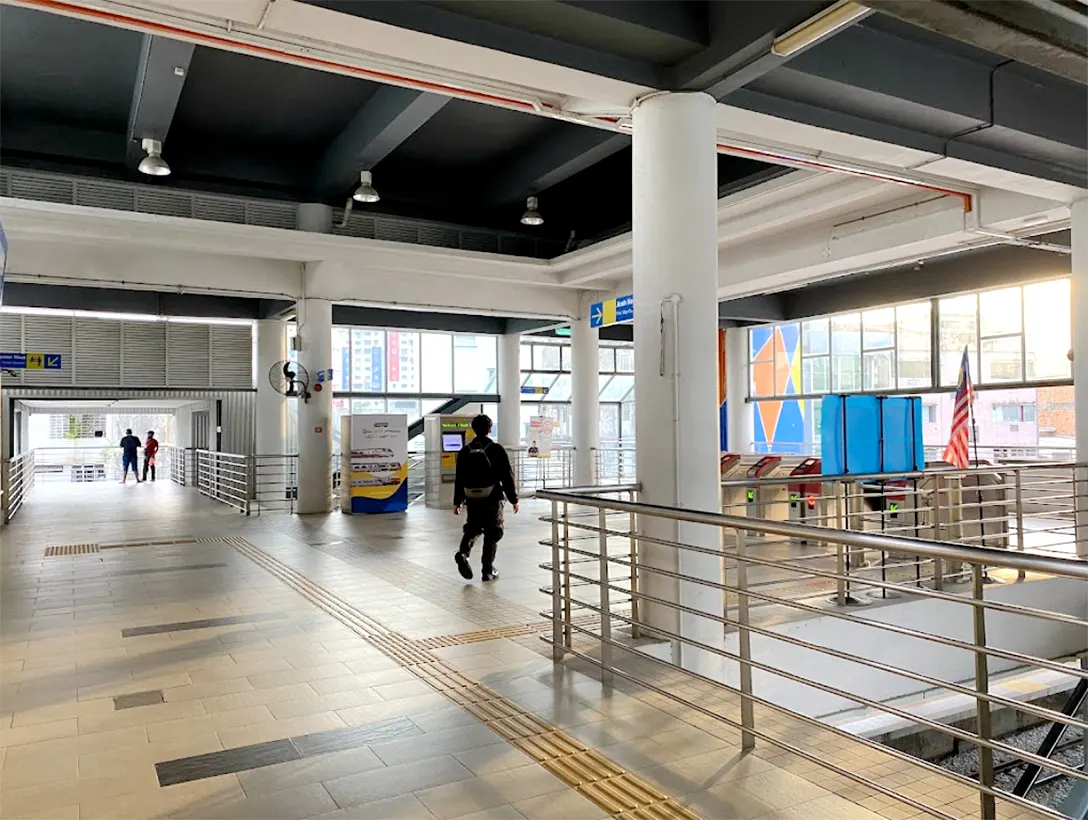 Passengers can use the walkway at the Concourse level to go to the Kampung Batu KTM station
