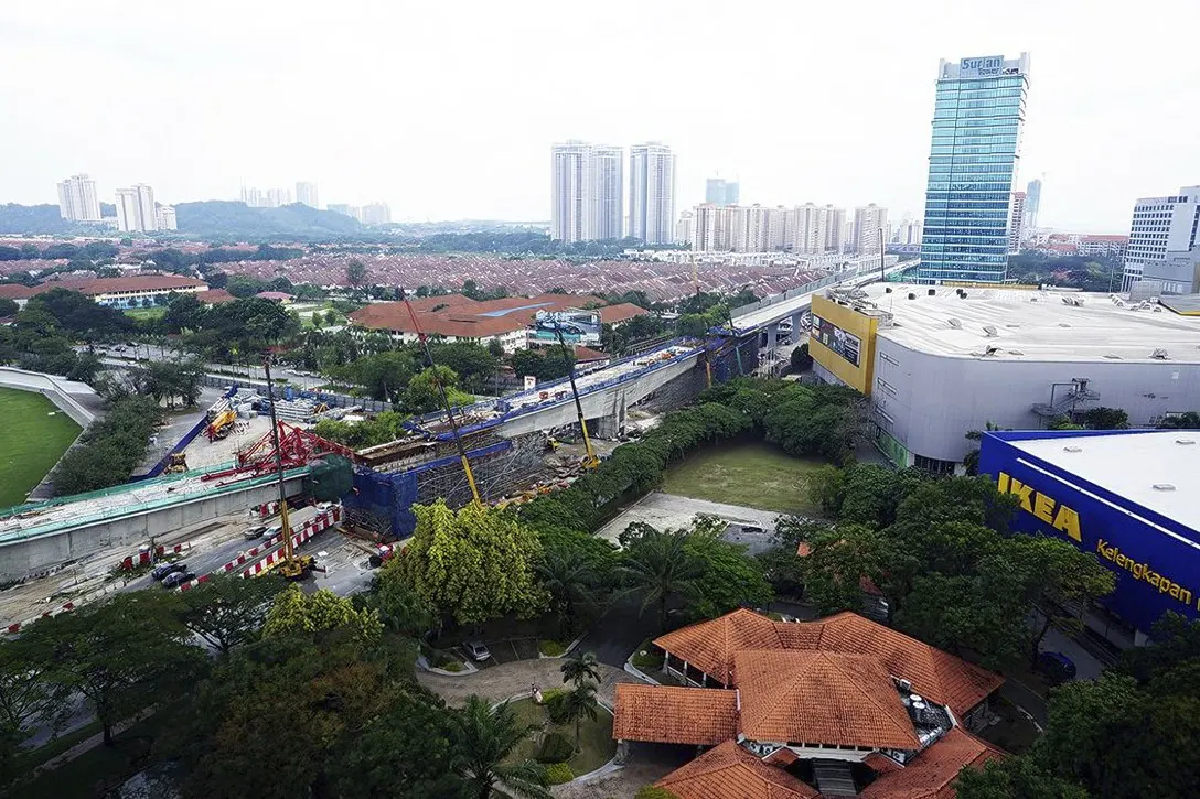 The construction of special span of MRT guideway over Persiaran Surian near IPC Shopping Complex in progress.