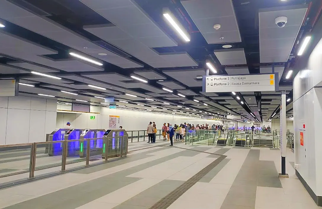 Faregates and customer service office at the Concourse level, Persiaran KLCC MRT station
