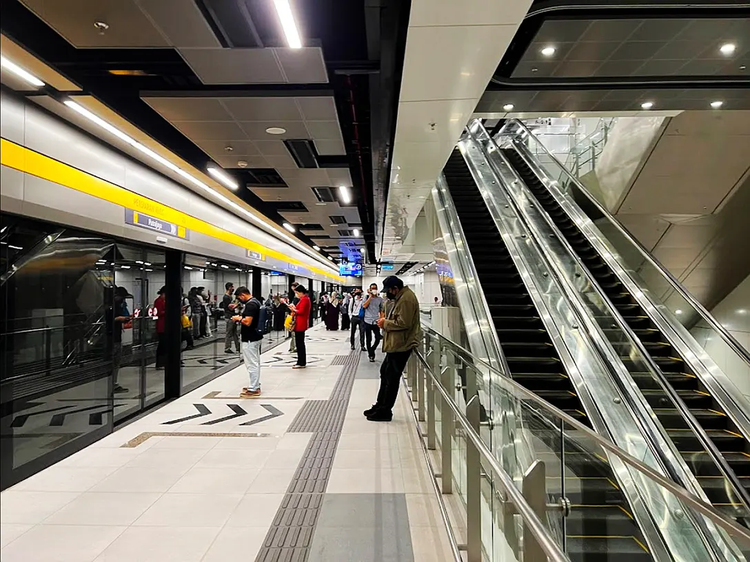 Escalator to boarding platform, Persiaran KLCC MRT station
