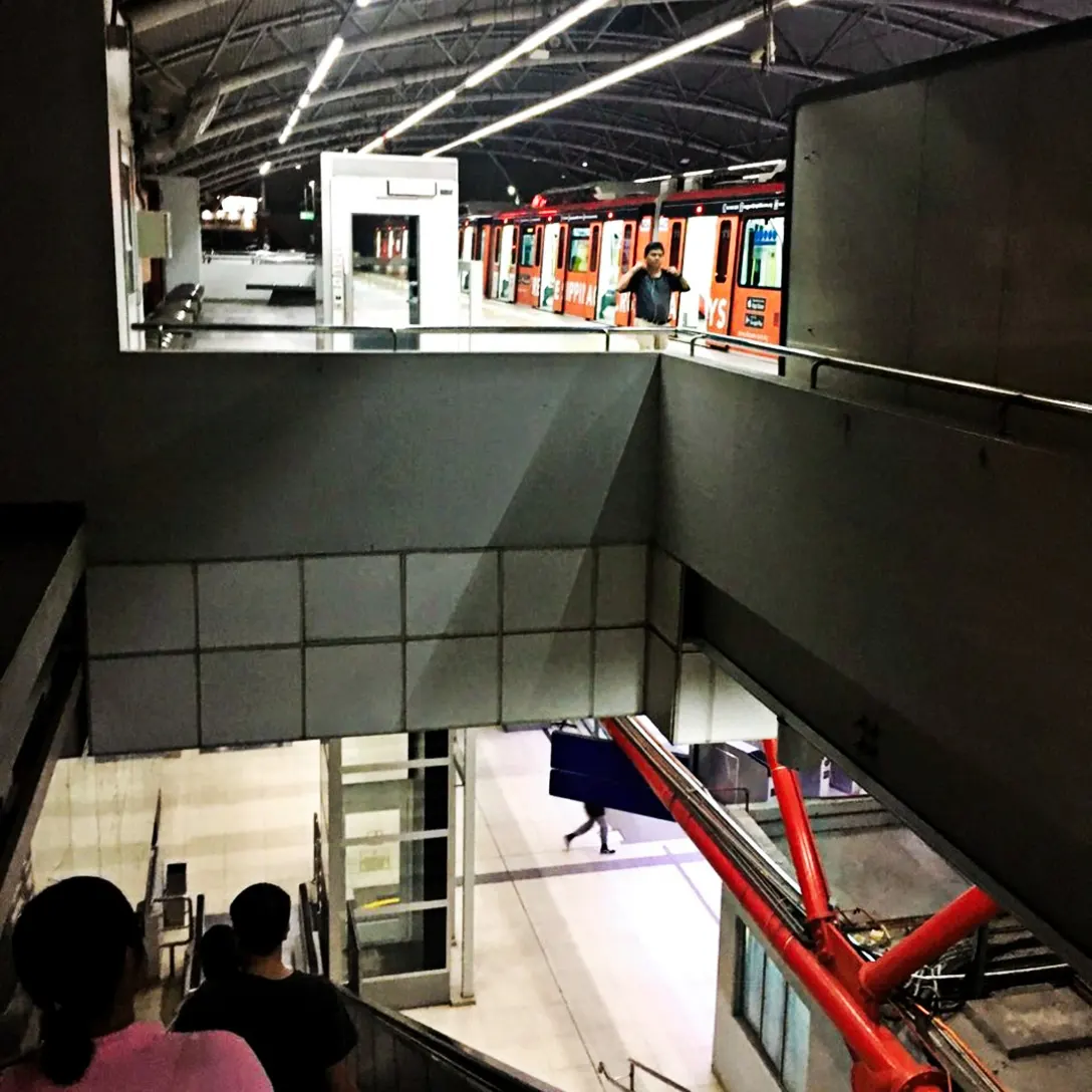 Movement between the platform level and concourse level