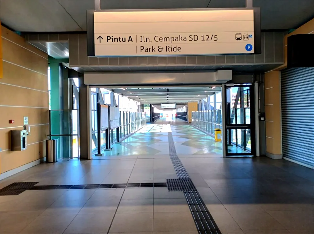 Concourse level at Sri Damansara Barat MRT station
